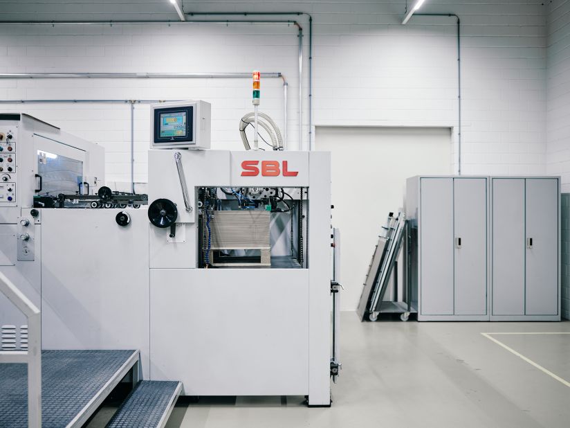 Produktion Stanzen Rheinpack - Vollkarton Verpackungen - Verkaufsverpackungen - Promotionsverpackungen - Süsswarenverpackungen - Geschenkverpackungen - Wellkarton Verpackungen - Graukarton Verpackungen - Stulpdeckelschachel - Klappdeckelschachteln - Archivschachteln - Lagerschachteln - Faltschachteln - Gitterfachstege - Kantenschoner - Rillbox - Ritzbox - Überzogene Verpackungen - RheinDesign - Rohkartonage - Geschenkverpackungen B2B - CAD Verpackungsentwicklung - Beratung Kartonverpackung - Konzeption Kartonverpackung - Produktion Kartonverpackung - Prägedruck Kartonverpackung - Papira® - Papira® Hohlwand Verpackungen - Papira® Schieber Verpackungen - Papira® Eclipse - Papira® Mini Selection - Beutel Verpackung - Schokotafel Verpackung - Papira® LOVE - Rheinpack GmbH: Ihr Partner für Verpackungen aus Karton - von der Konzeption bis zur Realisierung! Rheinpack - Solid cardboard packaging - Sales packaging - Promotional packaging - Confectionery packaging - Gift packaging - Corrugated cardboard packaging - Grey cardboard packaging - Hinged lid boxes - Folding cartons - Archive boxes - Storage boxes - Folding boxes - Grid partition inserts - Edge protectors - Crease box - Score box - Coated packaging - RheinDesign - Raw cardboard packaging - B2B gift packaging - CAD packaging development - Cardboard packaging consultation - Cardboard packaging concept - Cardboard packaging production - Embossed printing cardboard packaging - Papira® - Papira® Hollow wall packaging - Papira® Slider packaging - Papira® Eclipse - Papira® Mini Selection - Bag packaging - Chocolate bar packaging - Papira® LOVE - Rheinpack GmbH: Your partner for cardboard packaging - from concept to realization!