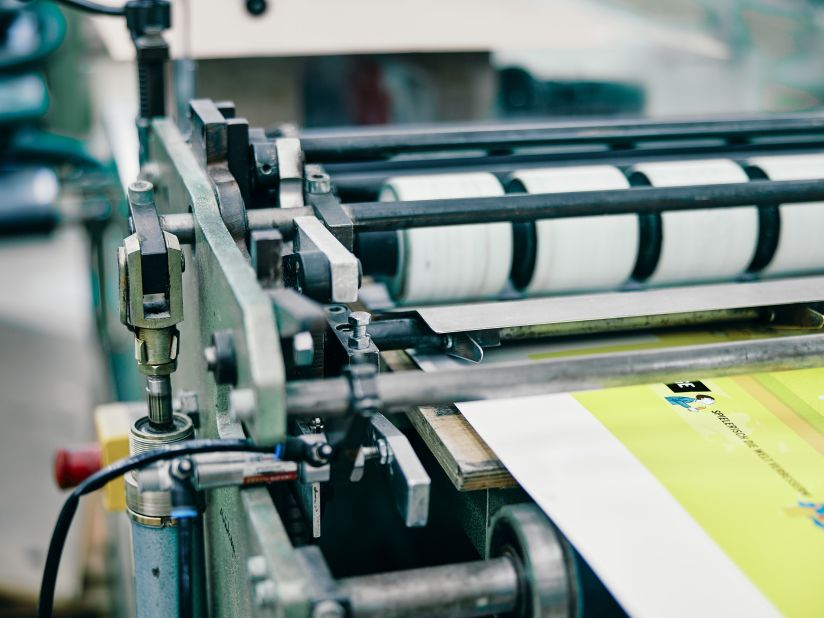 Kaschiermaschine Rheinpack - Vollkarton Verpackungen - Verkaufsverpackungen - Promotionsverpackungen - Süsswarenverpackungen - Geschenkverpackungen - Wellkarton Verpackungen - Graukarton Verpackungen - Stulpdeckelschachel - Klappdeckelschachteln - Archivschachteln - Lagerschachteln - Faltschachteln - Gitterfachstege - Kantenschoner - Rillbox - Ritzbox - Überzogene Verpackungen - RheinDesign - Rohkartonage - Geschenkverpackungen B2B - CAD Verpackungsentwicklung - Beratung Kartonverpackung - Konzeption Kartonverpackung - Produktion Kartonverpackung - Prägedruck Kartonverpackung - Papira® - Papira® Hohlwand Verpackungen - Papira® Schieber Verpackungen - Papira® Eclipse - Papira® Mini Selection - Beutel Verpackung - Schokotafel Verpackung - Papira® LOVE - Rheinpack GmbH: Ihr Partner für Verpackungen aus Karton - von der Konzeption bis zur Realisierung! Rheinpack - Solid cardboard packaging - Sales packaging - Promotional packaging - Confectionery packaging - Gift packaging - Corrugated cardboard packaging - Grey cardboard packaging - Hinged lid boxes - Folding cartons - Archive boxes - Storage boxes - Folding boxes - Grid partition inserts - Edge protectors - Crease box - Score box - Coated packaging - RheinDesign - Raw cardboard packaging - B2B gift packaging - CAD packaging development - Cardboard packaging consultation - Cardboard packaging concept - Cardboard packaging production - Embossed printing cardboard packaging - Papira® - Papira® Hollow wall packaging - Papira® Slider packaging - Papira® Eclipse - Papira® Mini Selection - Bag packaging - Chocolate bar packaging - Papira® LOVE - Rheinpack GmbH: Your partner for cardboard packaging - from concept to realization!
