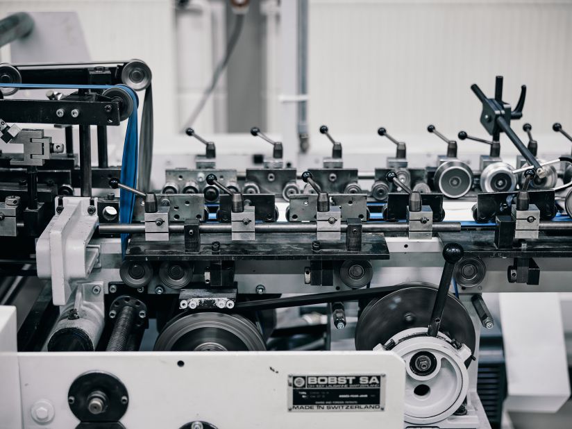 Faltschachtelklebemaschine Rheinpack - Vollkarton Verpackungen - Verkaufsverpackungen - Promotionsverpackungen - Süsswarenverpackungen - Geschenkverpackungen - Wellkarton Verpackungen - Graukarton Verpackungen - Stulpdeckelschachel - Klappdeckelschachteln - Archivschachteln - Lagerschachteln - Faltschachteln - Gitterfachstege - Kantenschoner - Rillbox - Ritzbox - Überzogene Verpackungen - RheinDesign - Rohkartonage - Geschenkverpackungen B2B - CAD Verpackungsentwicklung - Beratung Kartonverpackung - Konzeption Kartonverpackung - Produktion Kartonverpackung - Prägedruck Kartonverpackung - Papira® - Papira® Hohlwand Verpackungen - Papira® Schieber Verpackungen - Papira® Eclipse - Papira® Mini Selection - Beutel Verpackung - Schokotafel Verpackung - Papira® LOVE - Rheinpack GmbH: Ihr Partner für Verpackungen aus Karton - von der Konzeption bis zur Realisierung! Rheinpack - Solid cardboard packaging - Sales packaging - Promotional packaging - Confectionery packaging - Gift packaging - Corrugated cardboard packaging - Grey cardboard packaging - Hinged lid boxes - Folding cartons - Archive boxes - Storage boxes - Folding boxes - Grid partition inserts - Edge protectors - Crease box - Score box - Coated packaging - RheinDesign - Raw cardboard packaging - B2B gift packaging - CAD packaging development - Cardboard packaging consultation - Cardboard packaging concept - Cardboard packaging production - Embossed printing cardboard packaging - Papira® - Papira® Hollow wall packaging - Papira® Slider packaging - Papira® Eclipse - Papira® Mini Selection - Bag packaging - Chocolate bar packaging - Papira® LOVE - Rheinpack GmbH: Your partner for cardboard packaging - from concept to realization!